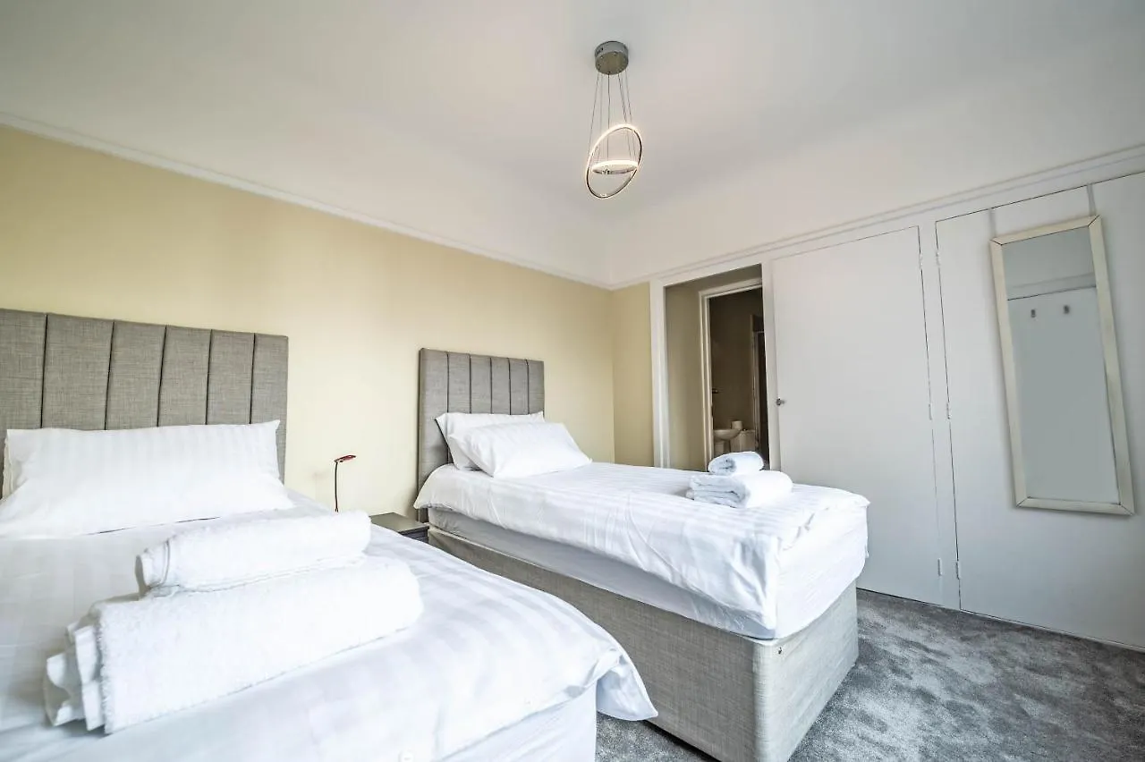 The Manor - Large Luxury Home In Bournemouth - Sleeps 12+