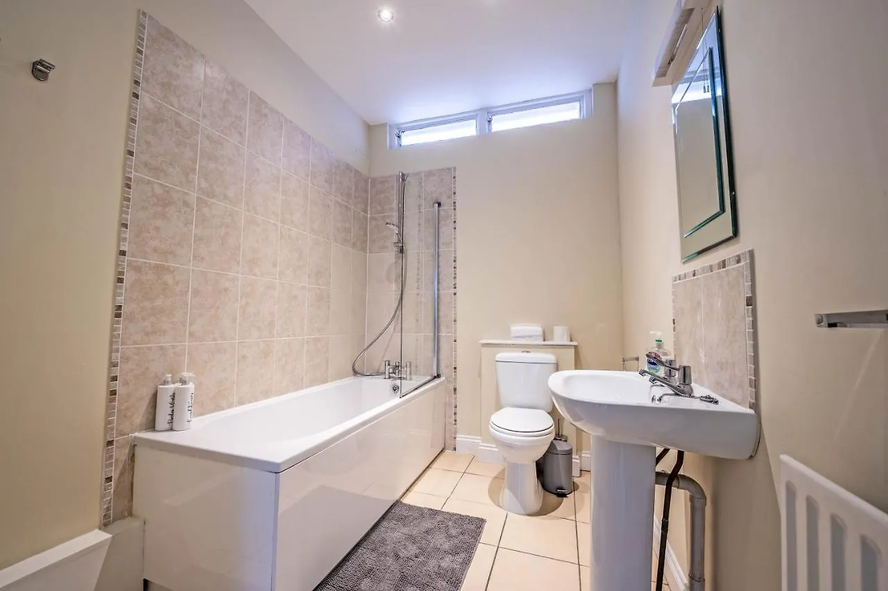 The Manor - Large Luxury Home In Bournemouth - Sleeps 12+