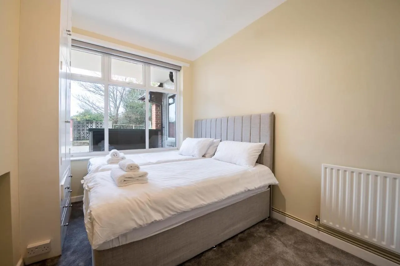 The Manor - Large Luxury Home In Bournemouth - Sleeps 12+